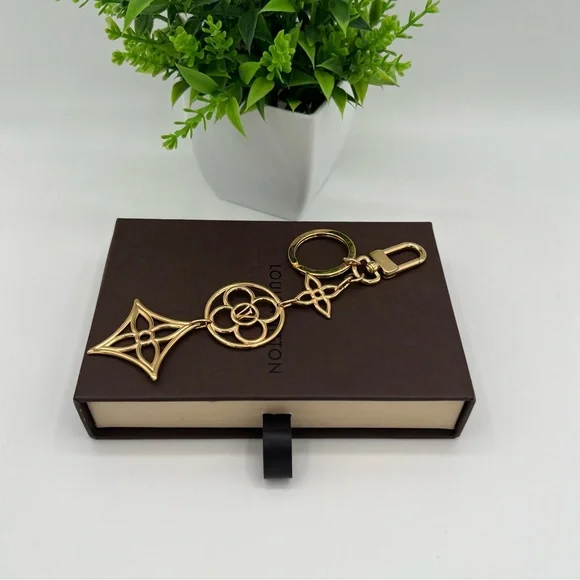 Louis Vuitton LV Twiggy key chain Charm GP Gold ❤️Authentic - Picture 7 of 7